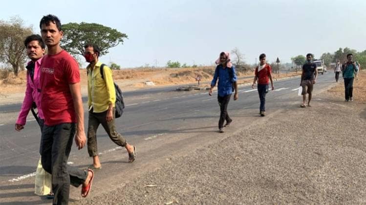 भिवंडी से पैदल अपने घरों को जा रहे मजदूर (फोटो- दिव्येश सिंह)