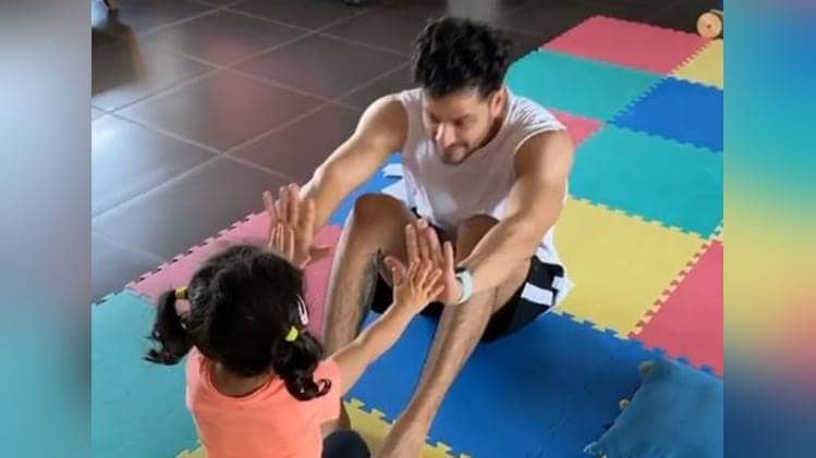 कुणाल खेमू अपनी बेटी के साथ सोर्स इंस्टाग्राम 