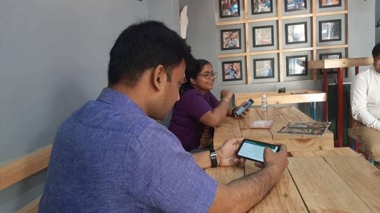 व्हाट्सएप ग्रुप के जरिए लॉकडाउन में फंसे लोगों की मदद (फोटो- आजतक)