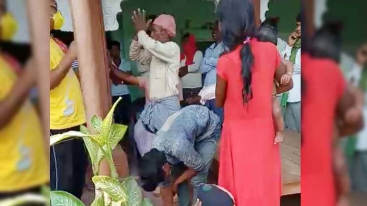 चंदौली के एक गांव में उड़ी लॉकडाउन की धज्जियां (फोटो: वीडियो ग्रैब)