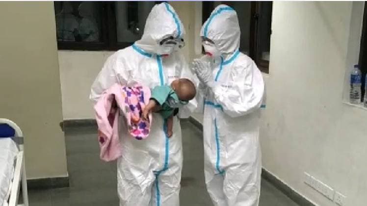 रायपुर के एम्स में बच्ची और नर्सें 