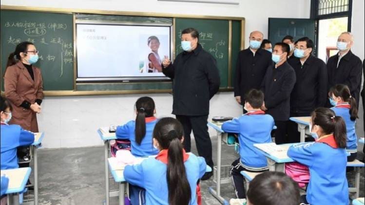 सांक्सी प्रांत के एक प्राथमिक स्कूल में राष्ट्रपति शी जिनपिंग (फोटो- पीटीआई)