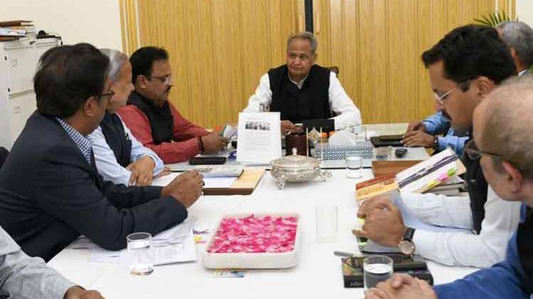 मुख्यमंत्री अशोक गहलोत स्वास्थ्य मंत्री सहित तमाम लोगो के साथ