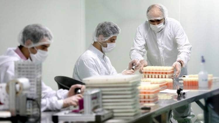 कोरोना टेस्टिंग किट की जांच करते स्वास्थ्यकर्मी (फोटो- पीटीआई)