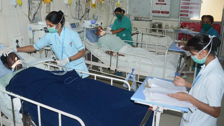 देश में बढ़ी कोरोना मरीजों की संख्या (प्रतीकात्मक तस्वीर- PTI)