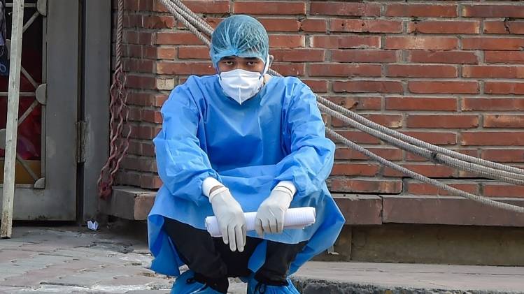 बच्ची में कोरोना की पुष्टि के बाद मेडिकल स्टाफ को किया गया था क्वारनटीन (फाइल फोटो-PTI)