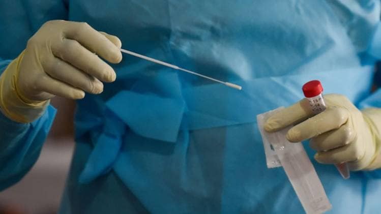 कोरोना संक्रमण को रोकने के लिए जांच में लाई जा रही तेजी (फाइल फोटो- पीटीआई)