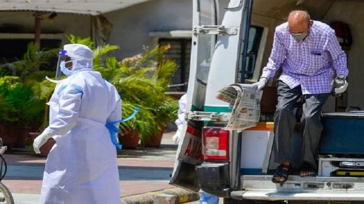 कोरोना टेस्ट करवाने के लिए एक शख्स को अस्पताल ले जाते डॉक्टर (फोटो- पीटीआई)