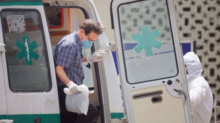 पूरे देश में कोरोना से ग्रसित लोगों की संख्या तेजी से बढ़ रही है (फोटो: PTI)