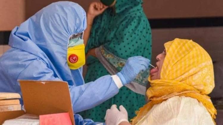 कोरोना मरीजों की जांच (फाइल फोटो-PTI)