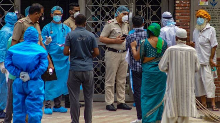 कोरोना टेस्टिंग के लिए LNJP अस्पताल पहुंचे लोग (फोटो- पीटीआई)