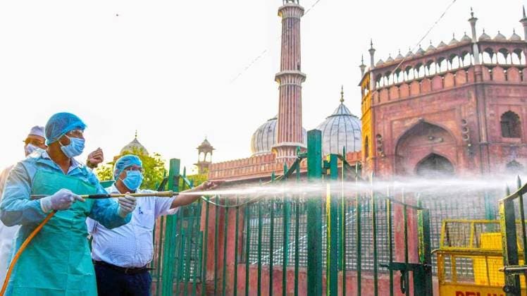 पूरे देश में कोरोना से ग्रसित लोगों की संख्या तेजी से बढ़ रही है (फोटो: PTI)