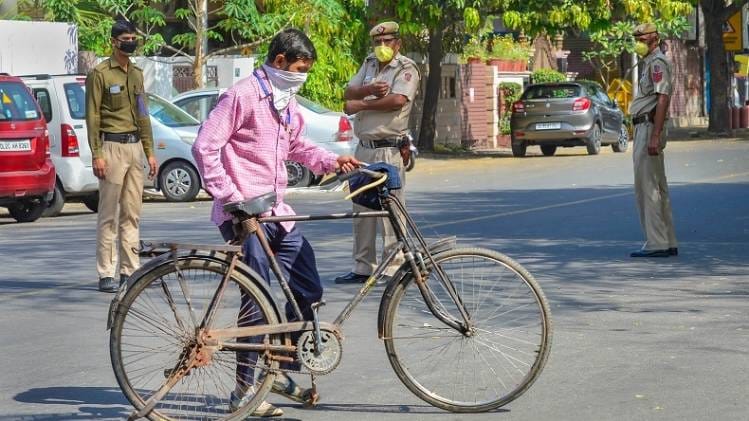 दिल्ली में मास्क पहनकर बाहर निकलना अनिवार्य (फोटो: PTI)