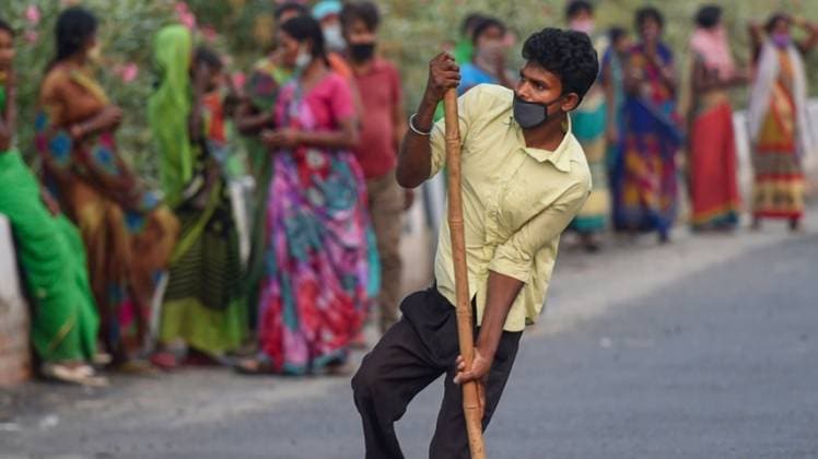 दिल्ली में राशन के लिए घर से निकला एक युवक (फोटो- PTI)