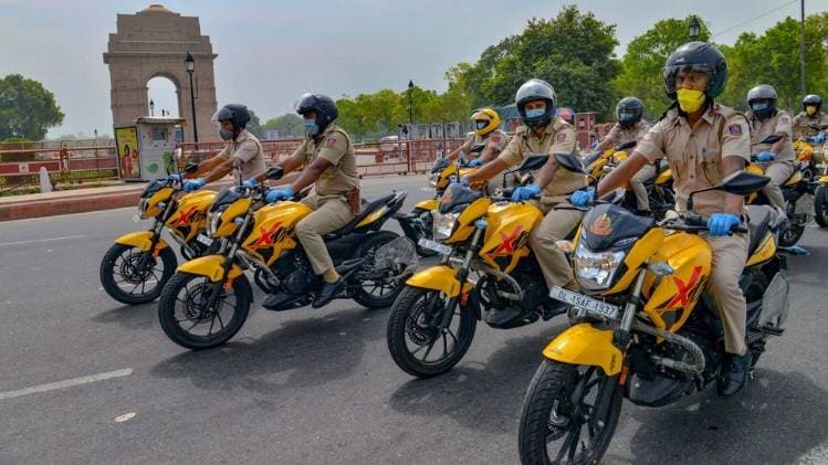 लॉकडाउन के दौरान तैनात दिल्ली पुलिस के जवान (फोटो-PTI)