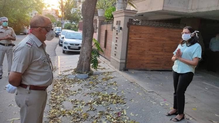 डॉक्टर्स के हौसले को सलाम करती दिल्ली पुलिस (फाइल फोटो-PTI)