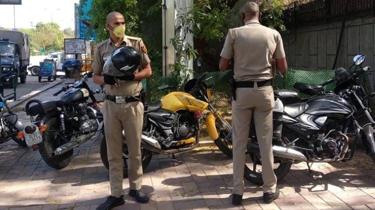 दिल्ली के कई पुलिसकर्मियों ने मुंडवाया अपना सिर