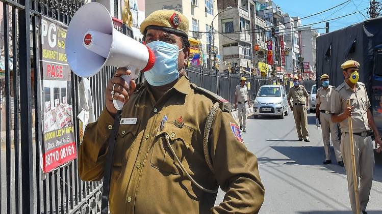 दिल्ली में लोगों की मदद के लिए आगे आ रही पुलिस (तस्वीर-PTI)