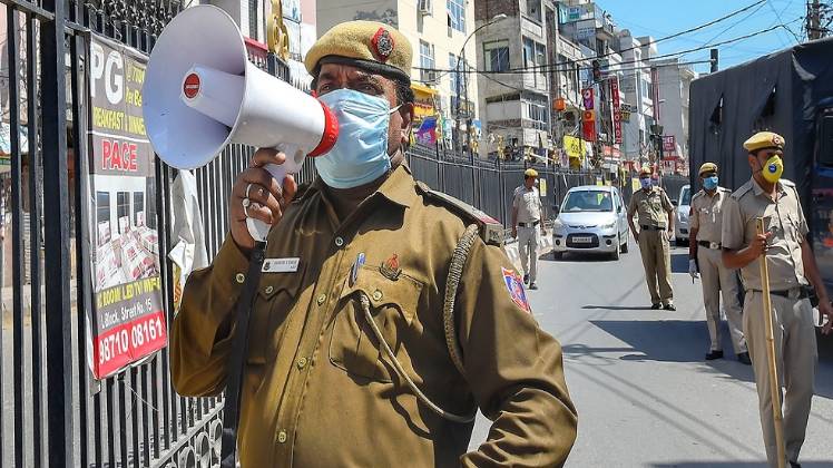 दिल्ली में लोगों की मदद के लिए आगे आ रही पुलिस (तस्वीर-PTI)