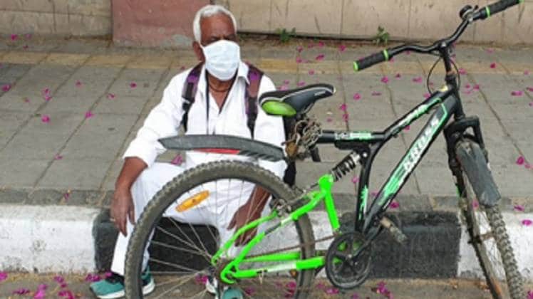 सफाई कर्मचारी देशराज जो अपने गांव से हर दिन दिल्ली में अस्पताल का आते हैं