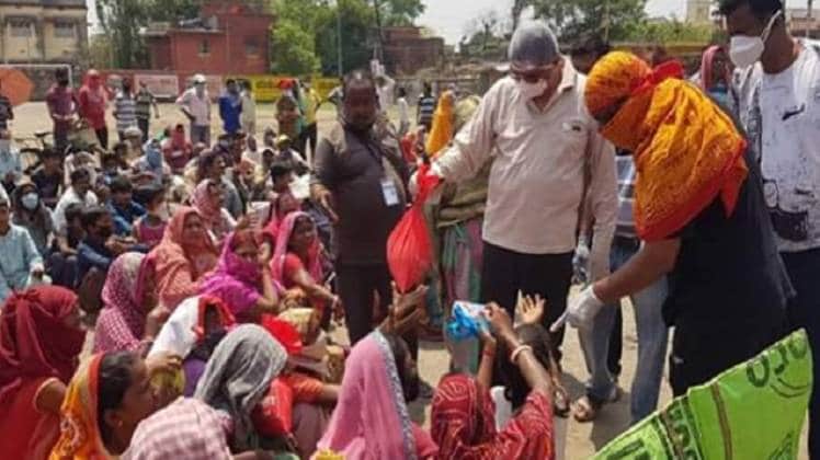 धनबाद में राहत सामग्री बांटते बीजेपी विधायक (फोटो-सत्यजीत कुमार)
