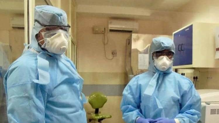 डॉक्टर ने मास्क और ग्लव्स की कमी के बारे में बताया (फाइल फोटो)