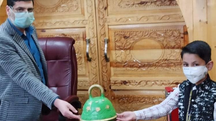 कश्मीर में 8 साल के बच्चे ने मदद के लिए सौंपी गुल्लक (फोटो-शुजा)