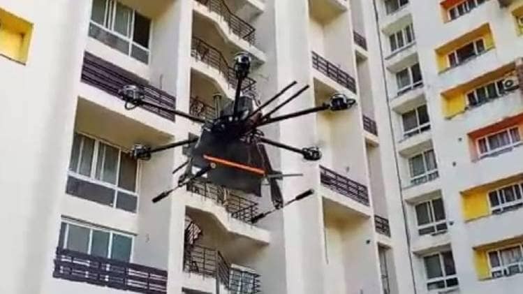 स्प्रे से सैनिटाइज करने वाला ड्रोन