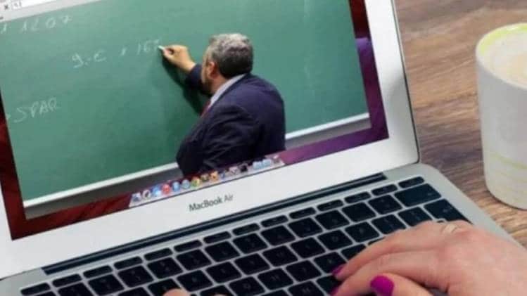 कोरोना वायरस के दौर में छात्रों की हो रही ऑनलाइन क्लासेस (फाइल फोटो)