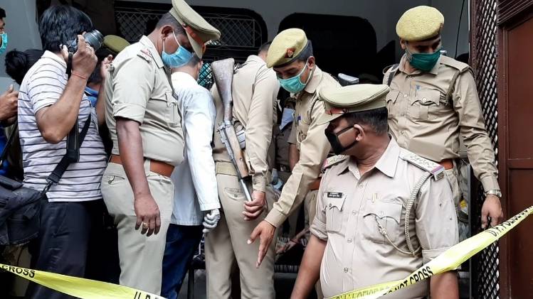 पुलिस ने गेट तोड़ कर शव निकाले (फोटो-देवेश पाल)