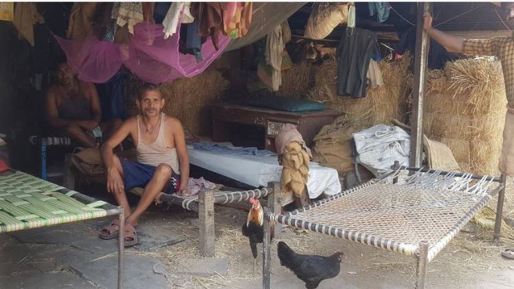 मुंबई के आरे में खटाल में मौजूद शिवचंद्र (फोटो- विद्या)