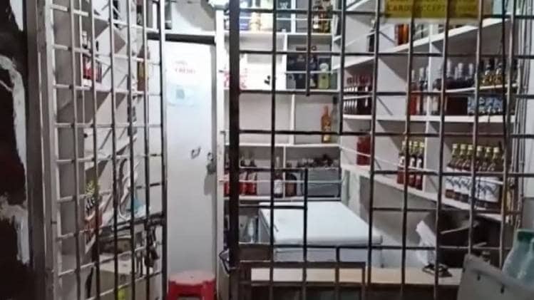 लॉकडाउन में शराब की दुकान में लूट