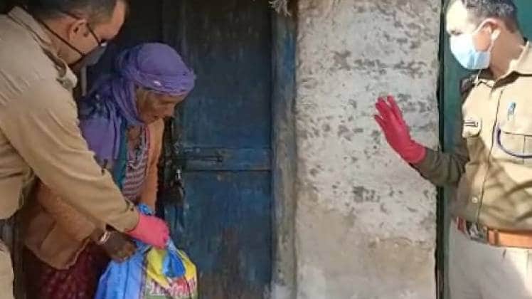 पहाड़ों पर मदद पहुंचाती पुलिस (Photo:aajtak)