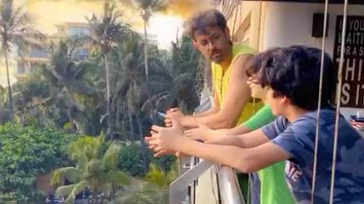 ऋतिक रोशन अपने बेटों के साथ