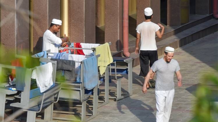 दिल्ली के क्वारनटीन सेंटर में तबलीगी जमात के लोग (फोटो-PTI)