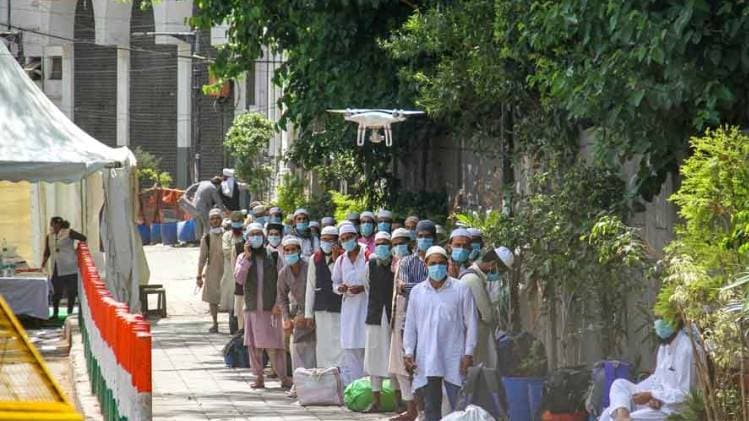 निजामुद्दीन के तबलीगी जमात से निकलते लोग (फोटो-PTI)