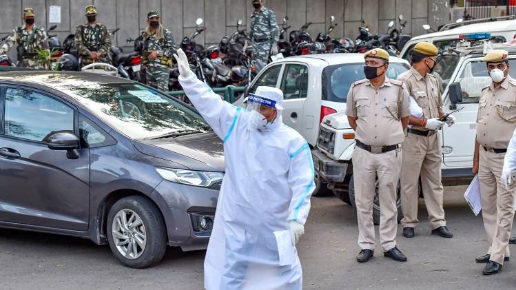 निजामुद्दीन स्थित जमात के मरकज से लोगों को बाहर निकाला गया (फाइल फोटो-PTI)