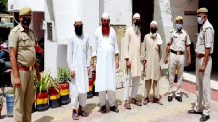 पुलिस की गिरफ्त में खड़े आरोपी