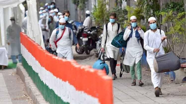 कोरोना के चलते तबलीगी जमात के मरकज से निकाले गए लोग (फोटो-PTI)