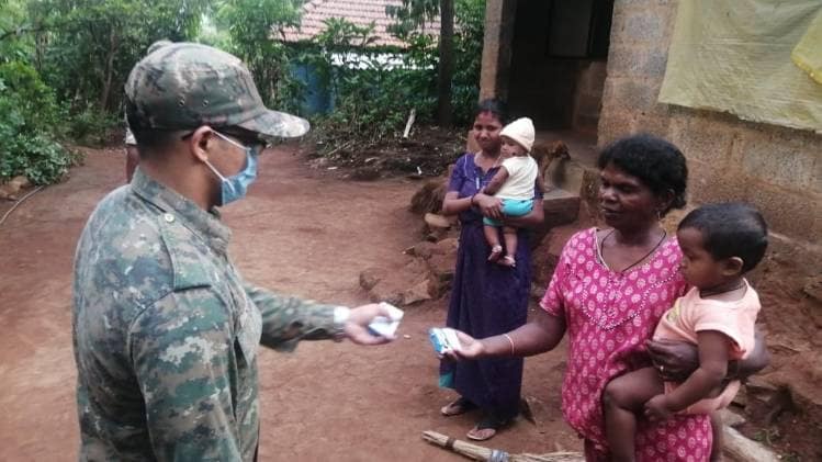 वायनाड की नेत्रा कॉलोनी में सामान बांटते पुलिस के जवान (फोटो- गोपी उन्नीथन)