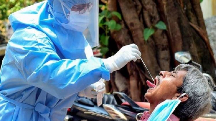 कोरोना टेस्ट के लिए सैंपल लेते स्वास्थ्यकर्मी (फोटो- पीटीआई)