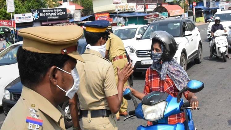 लॉकडाउन के कारण लोगों को भारी परेशानी उठानी पड़ रही है (PTI)