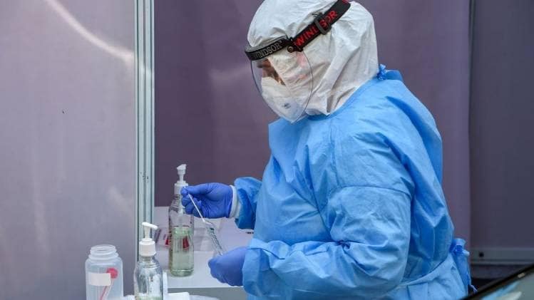 थम नहीं रहे कोरोना वायरस संक्रमण के मामले (फाइल फोटो-PTI)