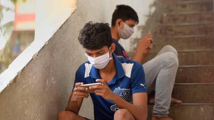 लॉकडाउन के दौरान मुंबई में गेम खेलते हुए छात्र (फोटो- पीटीआई)