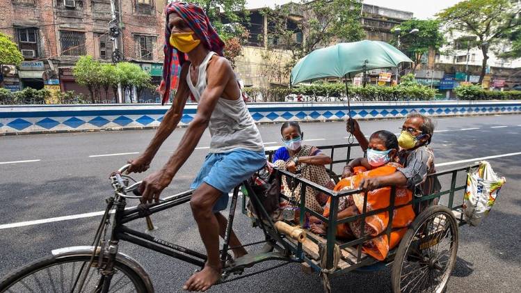 अर्थशास्त्रियों ने कहा कि इस महामारी से बड़ी आबादी के सामने रोजी-रोटी संकट (PTI फोटो)