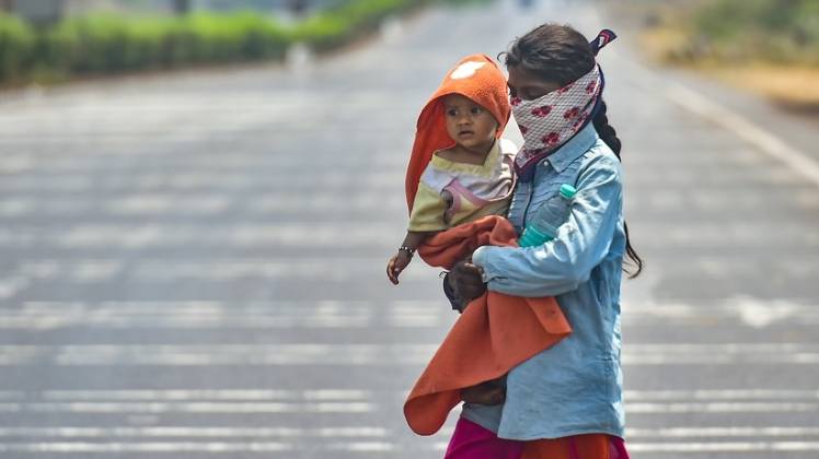 लॉकडाउन के दौरान मजदूरों को हुई परेशानी (फोटो: PTI)