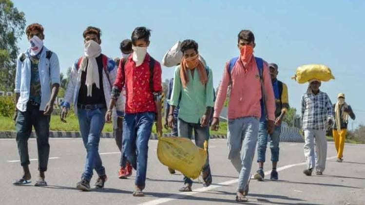लॉकडाउन में फंसे मजदूर घर पैदल घर जाते हुए (PTI)