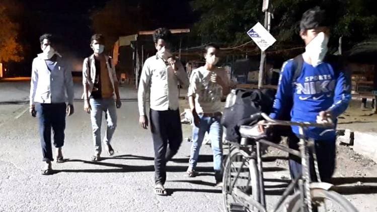 लखीमपुर खीरी में भूखे-प्यासे प्रवासी (वीडियो ग्रैब)