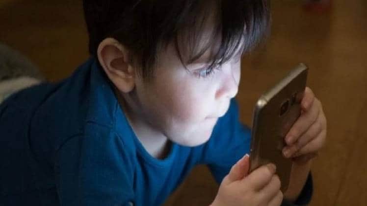 लॉकडाउन के दौरान गैजेट के साथ ज्यादा समय बिताना बच्चों के लिए कितना सुरक्षित