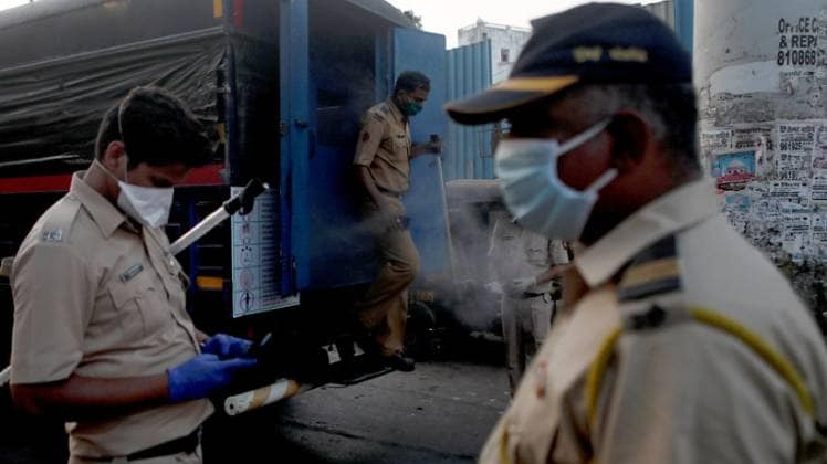 पुलिस ने इस मामले में 100 से ज्यादा लोगों को गिरफ्तार किया है (फोटो- Reuters)